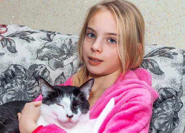 Vackra Glad Tjej Rosa Pyjamas Kramas Katt — Stockfoto