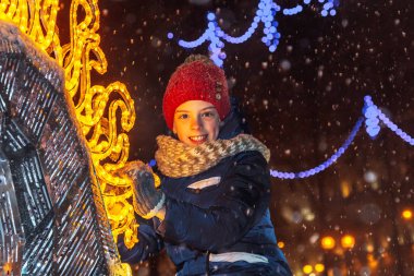 küçük kız parlayan atıyla yılbaşı tatil günlerinde şehirde oturuyor.