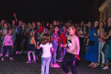 1 Eylül 2018 - Minsk, Beyaz Rusya: Sokak şenlikleri akşam şehir, insanlar ve sokakta dans çocuklar çok