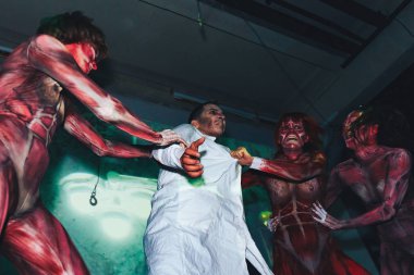 Ekim 28-29, 2017 - Minsk, Beyaz Rusya: Sanat alanı, üst parti tatil Cadılar Bayramı için adanmış: adam doktorun kostüm ve Sahne Alanı'nda derisiz kadının...