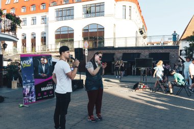 4 Ağustos 2018 - Minsk, Beyaz Rusya: erkek ve kadın ile cadde üzerinde mikrofon duruyor