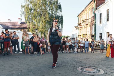 4 Ağustos 2018 - Minsk, Beyaz Rusya: mikrofon standları sokakta kadınla