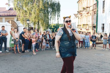 4 Ağustos 2018 - Minsk, Beyaz Rusya: mikrofon standları sokakta kadınla