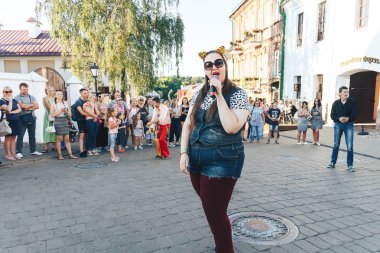 4 Ağustos 2018 - Minsk, Beyaz Rusya: mikrofon standları sokakta kadınla