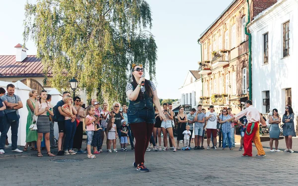 Agosto 2018 Minsk Bielorrusia Mujer Con Micrófono Calle — Foto de Stock