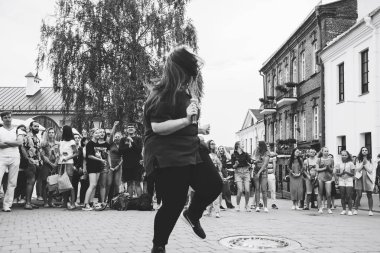 21 Temmuz 2018 - Minsk, Beyaz Rusya: mikrofon standları önünde birçok insan sokakta kadınla siyah ve beyaz çekim
