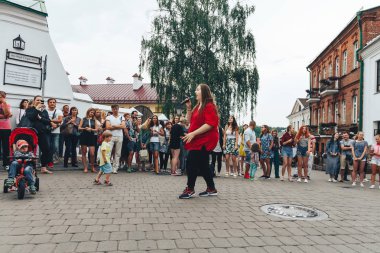 21 Temmuz 2018 - Minsk, Beyaz Rusya: mikrofon standları önünde birçok insan sokakta kadınla