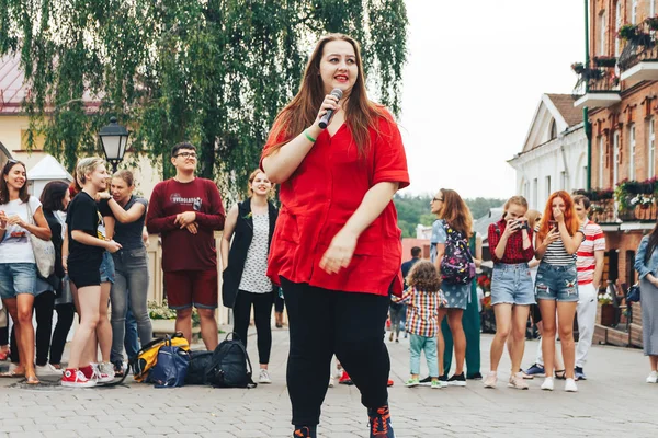 Julio 2018 Minsk Bielorrusia Mujer Con Micrófono Calle Frente Mucha — Foto de Stock