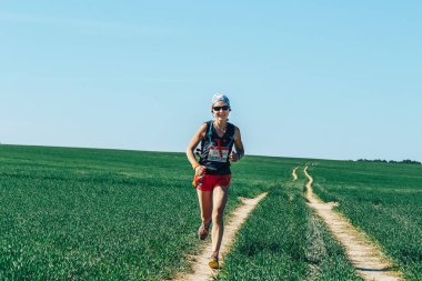 Mayıs 26-27, 2018 - Naliboki, Beyaz Rusya: All-Belarusça amatör maraton Naliboki, yarış sırasında kırsal yol alanında çalışan kadın