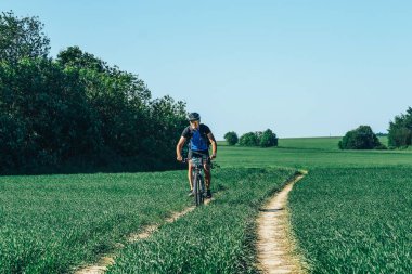 Mayıs 26-27, 2018 - Naliboki, Beyaz Rusya: All-Belarusça Amatör maraton Naliboki, adam bisiklet alan de kırsal yol yarış sırasında rides
