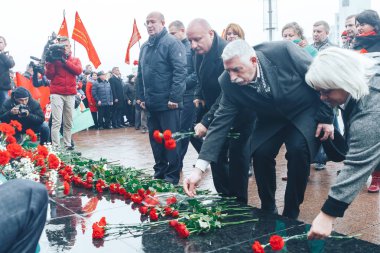 7 Kasım 2018 - Minsk, Beyaz Rusya: insanlar büyük Ekim sosyalist devrim, yıldönümü sırasında Meydanı anıt Güllü