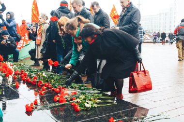 7 Kasım 2018 - Minsk, Beyaz Rusya: insanlar büyük Ekim sosyalist devrim, yıldönümü sırasında Meydanı anıt Güllü