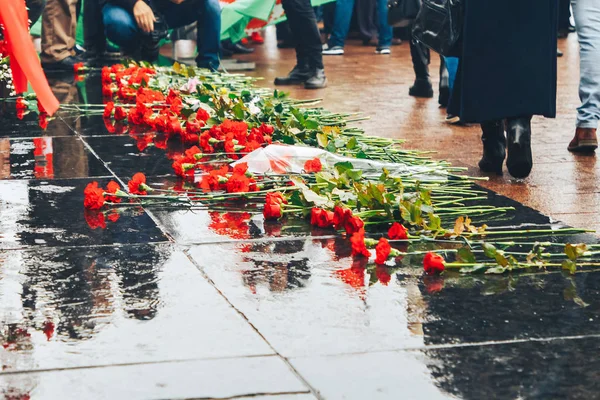 Flowers Lying Granite Next Monument Great October Socialist Revolution Anniversary — Stock Photo, Image