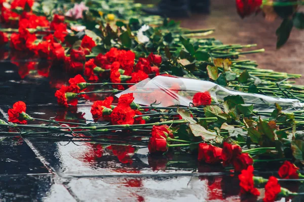 Λουλούδια Ξαπλωμένος Γρανίτη Δίπλα Στο Μνημείο Κατά Διάρκεια Μεγάλη Σοσιαλιστική — Φωτογραφία Αρχείου