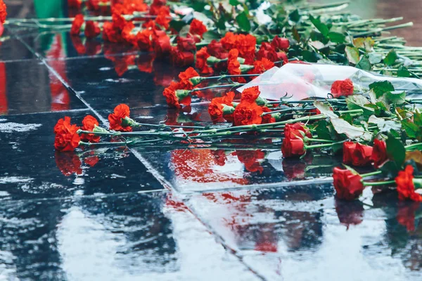 Λουλούδια Ξαπλωμένος Γρανίτη Δίπλα Στο Μνημείο Κατά Διάρκεια Μεγάλη Σοσιαλιστική — Φωτογραφία Αρχείου