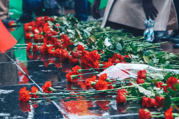 Flores Tumbadas Granito Junto Monumento Durante Gran Aniversario Revolución Socialista — Foto de Stock