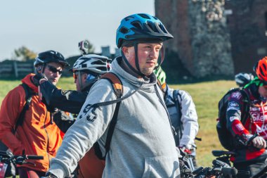 6 Ekim 2018 - Novogrudok, Beyaz Rusya: Kale yolu. Kale duran bisikletçiler grup