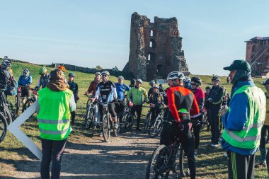 6 Ekim 2018 - Novogrudok, Beyaz Rusya: Kale yolu. Kale duran bisikletçiler grup
