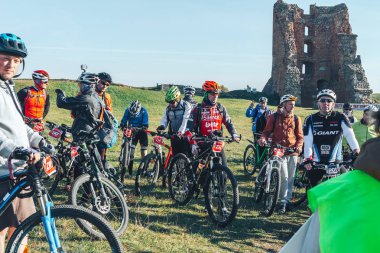 6 Ekim 2018 - Novogrudok, Beyaz Rusya: Kale yolu. Kale duran bisikletçiler grup