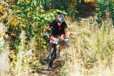 14 Ekim 2018 - Minsk, Beyaz Rusya: 2018 Olimpiyat çapraz ülke Kupası Xco Medvezhino, adam sürme mtb bisiklet yarış sırasında içinde