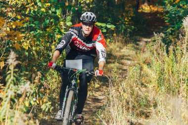 14 Ekim 2018 - Minsk, Beyaz Rusya: 2018 Olimpiyat çapraz ülke Kupası Xco Medvezhino, adam sürme mtb bisiklet yarış sırasında içinde