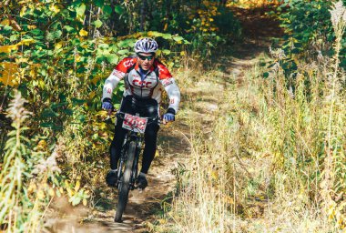 14 Ekim 2018 - Minsk, Beyaz Rusya: 2018 Olimpiyat çapraz ülke Kupası Xco Medvezhino, adam sürme mtb bisiklet yarış sırasında içinde