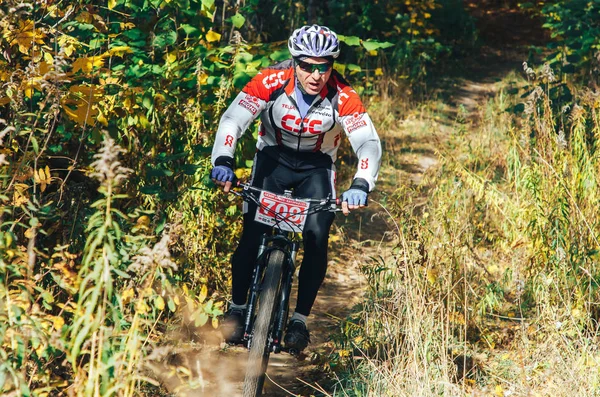 14 Ekim 2018 - Minsk, Beyaz Rusya: 2018 Olimpiyat çapraz ülke Kupası Xco Medvezhino, adam sürme mtb bisiklet yarış sırasında içinde