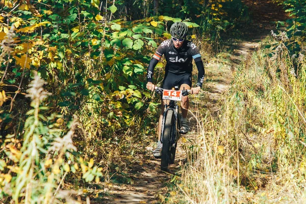 14 Ekim 2018 - Minsk, Beyaz Rusya: 2018 Olimpiyat çapraz ülke Kupası Xco Medvezhino, adam sürme mtb bisiklet yarış sırasında içinde
