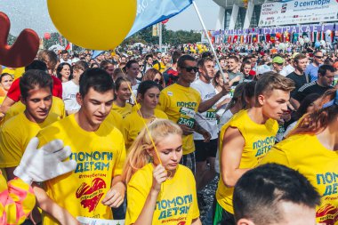 9 Eylül 2018 - Minsk, Beyaz Rusya: Yarım maraton Minsk 2018, sportif insanların caddeden aşağı çalışan büyük grup