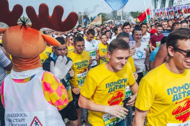9 Eylül 2018 - Minsk, Beyaz Rusya: Yarım maraton Minsk 2018, sportif insanların caddeden aşağı çalışan büyük grup