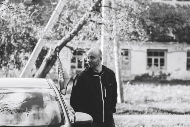 29 Eylül 2018 - Minsk, Beyaz Rusya: Quest yerler Beyaz Rusya, yolda araba yanındaki parkta ayakta adam hakkında