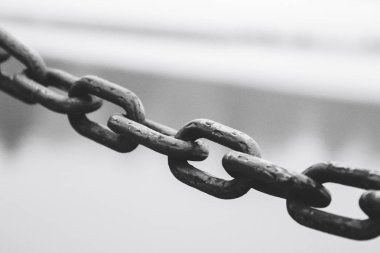 bulanık arka plan üzerinde asılı zincirinin yakın çekim shot