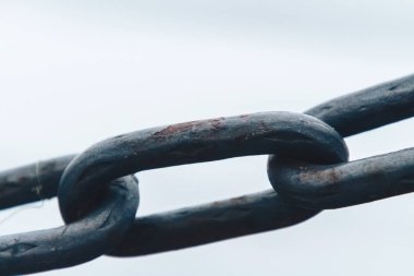 bulanık arka plan üzerinde asılı zincirinin yakın çekim shot