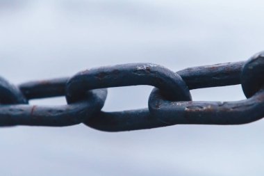 bulanık arka plan üzerinde asılı zincirinin yakın çekim shot