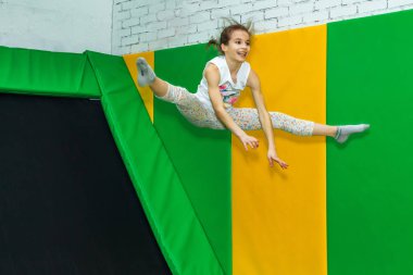 9 Şubat 2019 - Minsk, Beyaz Rusya: Eğitim trambolin salonunda. Kızlar trambolin salonunda atlamak