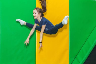 9 Şubat 2019 - Minsk, Beyaz Rusya: Eğitim salonunda trambolin, kız trambolin salonda atlama