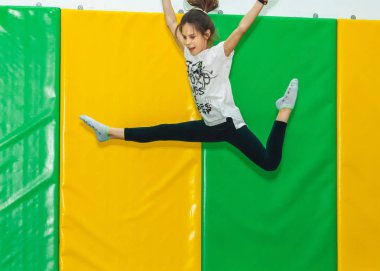 9 Şubat 2019 - Minsk, Beyaz Rusya: Eğitim trambolin salonunda. Kızlar trambolin salonunda atlamak