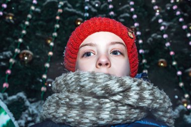 Küçük kız Noel ağacının yanında yeni yıl tatil günlerinde şehir üzerinde kare ayakta