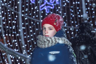 Küçük kız Noel ağacının yanında yeni yıl tatil günlerinde şehir üzerinde kare ayakta