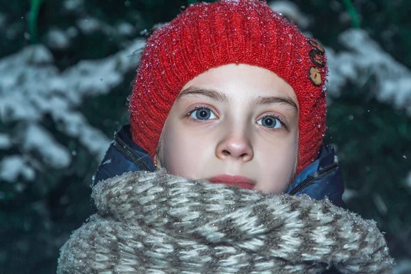 Küçük kız Noel ağacının yanında yeni yıl tatil günlerinde şehir üzerinde kare ayakta