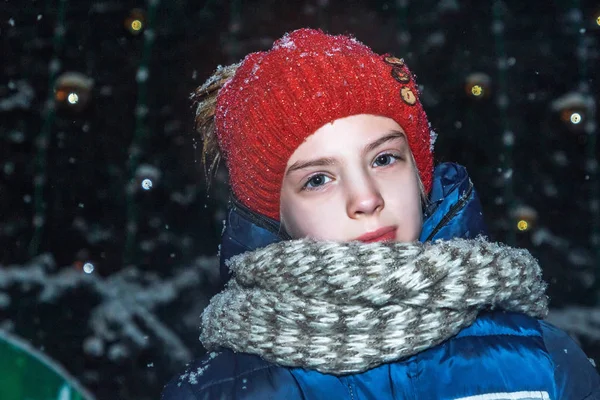 Küçük kız Noel ağacının yanında yeni yıl tatil günlerinde şehir üzerinde kare ayakta