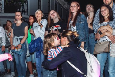 1 Eylül 2018 - Minsk, Beyaz Rusya: Sokak şenlikleri akşam şehir, birçok insan ayakta dışında