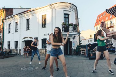 4 Ağustos 2018 - Minsk, Beyaz Rusya: Sokak şenlikleri akşam şehirde. kadın sokakta dans grubu