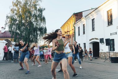4 Ağustos 2018 - Minsk, Beyaz Rusya: Sokak şenlikleri akşam şehirde. kadın sokakta dans grubu