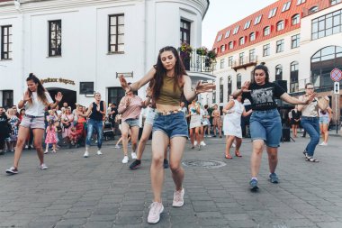 4 Ağustos 2018 - Minsk, Beyaz Rusya: Sokak şenlikleri akşam şehirde. kadın sokakta dans grubu