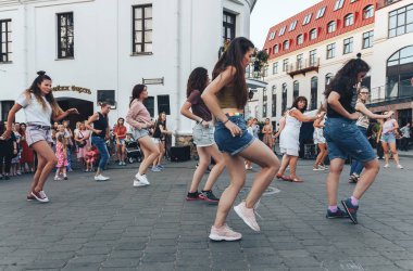 4 Ağustos 2018 - Minsk, Beyaz Rusya: Sokak şenlikleri akşam şehirde. kadın sokakta dans grubu