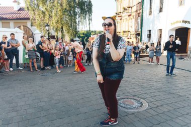 4 Ağustos 2018 - Minsk, Beyaz Rusya: Sokak şenlikleri akşam şehirde. Kadın sokakta mikrofon şarkı