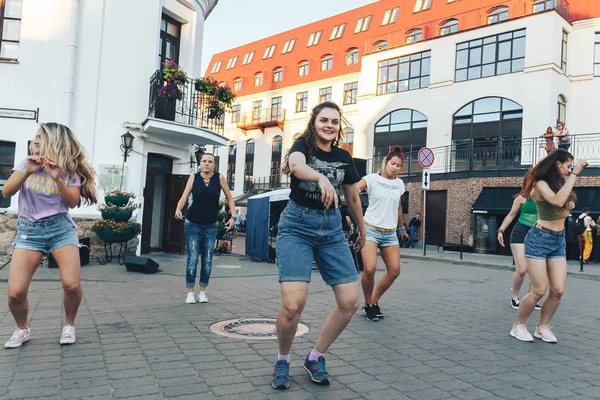 Agosto 2018 Minsk Bielorrússia Festas Rua Cidade Noite Grupo Mulheres — Fotografia de Stock