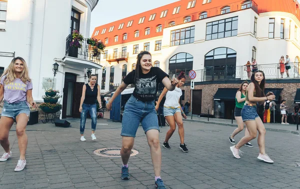 Agosto 2018 Minsk Bielorrusia Fiestas Callejeras Ciudad Nocturna Grupo Mujeres —  Fotos de Stock