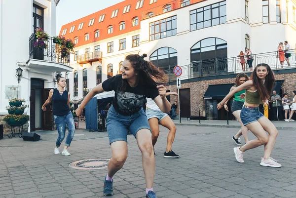 Agosto 2018 Minsk Bielorrusia Fiestas Callejeras Ciudad Nocturna Grupo Mujeres — Foto de Stock